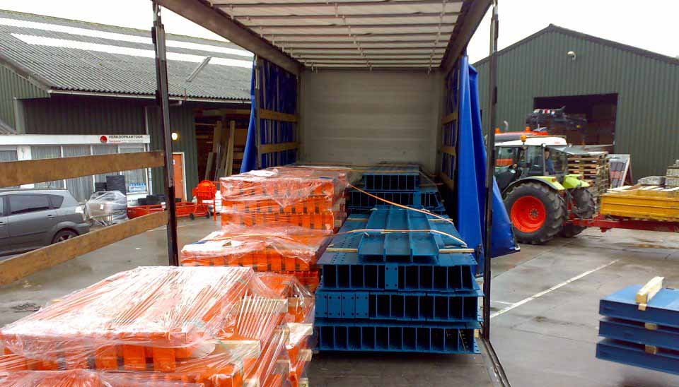 aanleveren materialen bij de Houthal